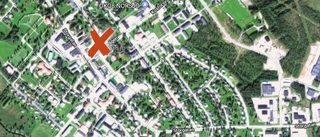 Körde in i lyktstolpe – fördes till lasarett