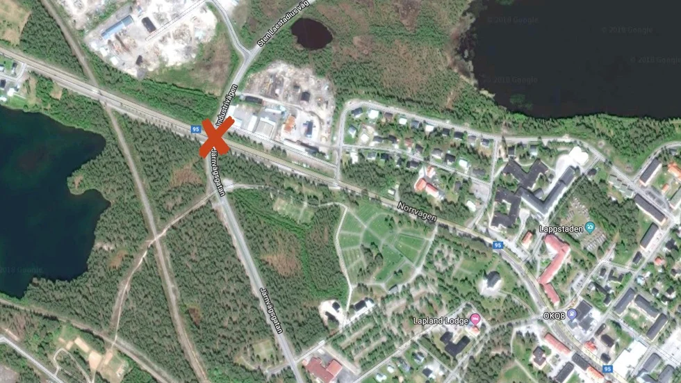 Enligt larmet till SOS Alarm, så inträffade olyckan här.