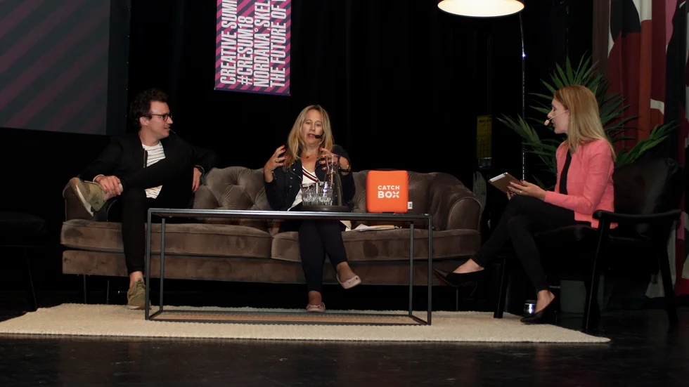 Pim de Morree, Kirstin Furberg och moderatorn Maddy Savage i samspråk under Creative Summit. 
