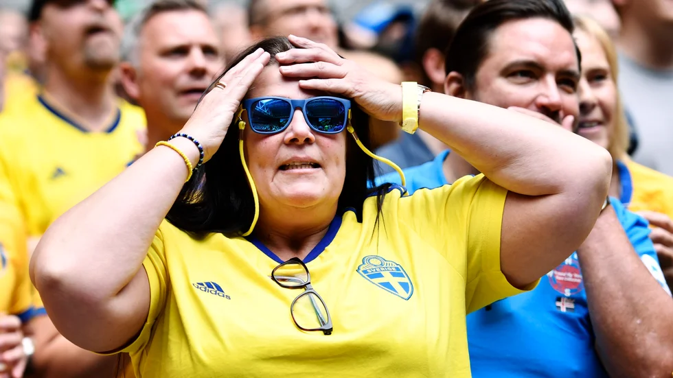 Svenska fotbollsfans följer matchen mellan Sverige och Sydkorea i fotbolls-VM på en storbildsskärm på Tele2 Arena i Stockholm.