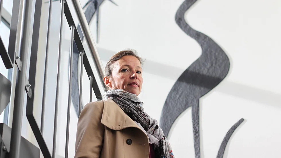 I trapphuset på Tranans fritidsavdelning sitter en stor trana i smide som är gjord av den lokala konstnären Magnus Robach.