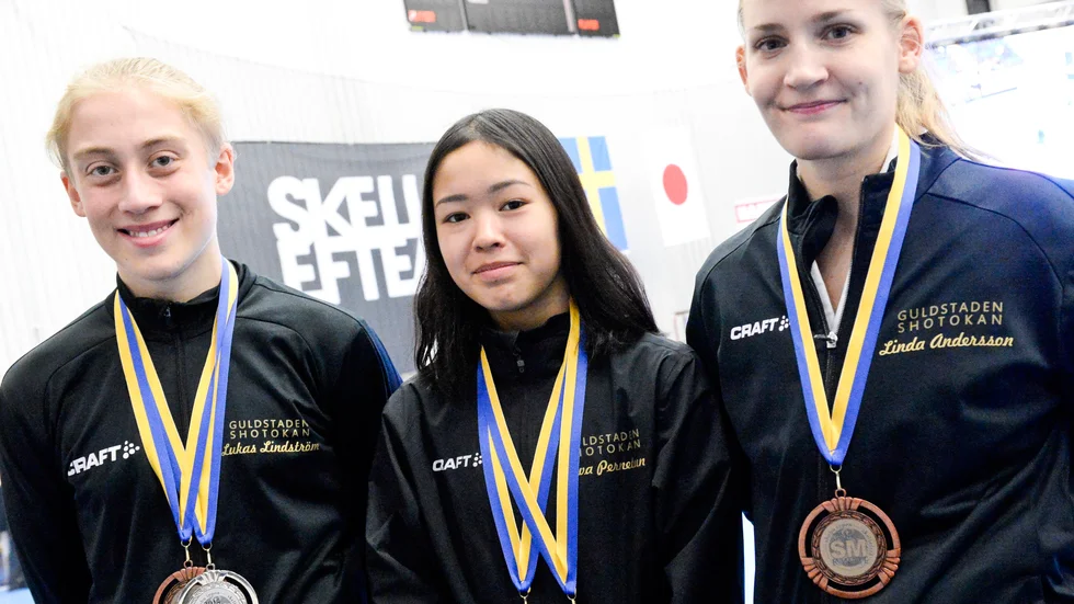 Några av Guldstadens SKK medaljörer vid SM Shobu Ippon på hemmaplan. Från vänster: Lukas Lindström, Nova Pernetun och Linda Andersson.