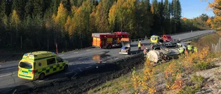 Stor insats efter lastbilsolycka på väg 95: Två till sjukhus – en med ambulanshelikopter