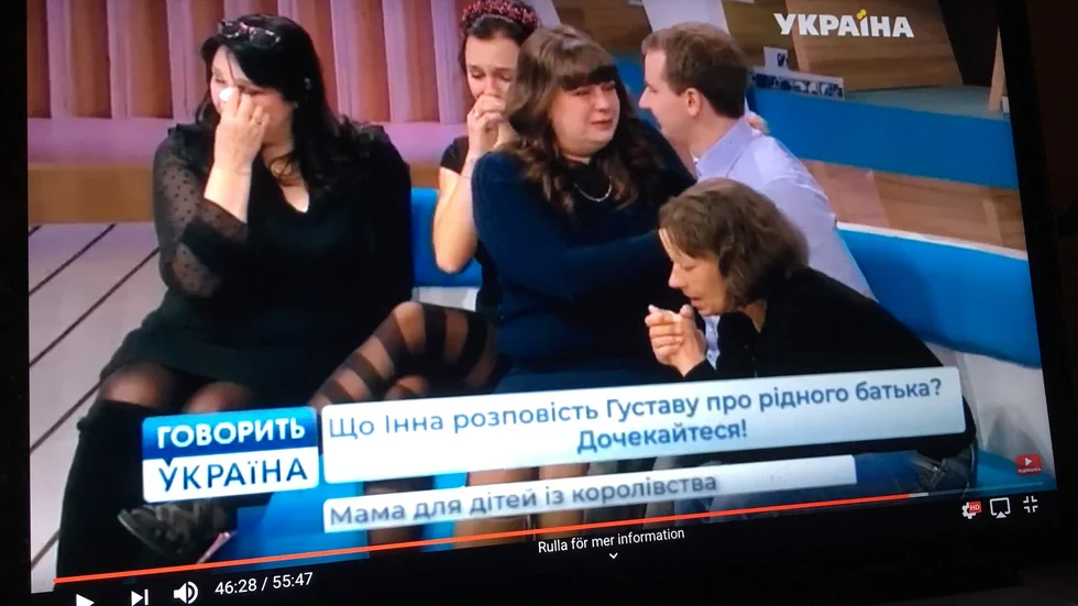 I programmet Tala Ukrainska! fick Gustav Löf träffa flera familjemedlemmar. Här har han just träffat sin mamma, Inna. Längst till höger sitter mormor Tanja. Längst till vänster sitter Ludmila Delnavaz, som bor i Luleå och har en stor del i vad som hänt. Bredvid henne sitter Nadjezda Löf.