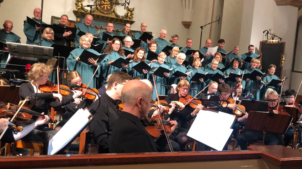 Skellefteås symfoniorkester och Sankt Olovs kyrkokör bjöd publiken på ett "fullmatat" julprogram.