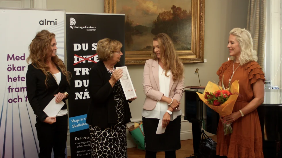 Liselotte Bruse tar emot Utmärkelsen Årets Mentor Nya Företag från landshövding Magdalena Andersson under överinseende av Angelica Falk, NyföretagarCentrum Skellefteå och Marielle Lindberg, Almi Nord.