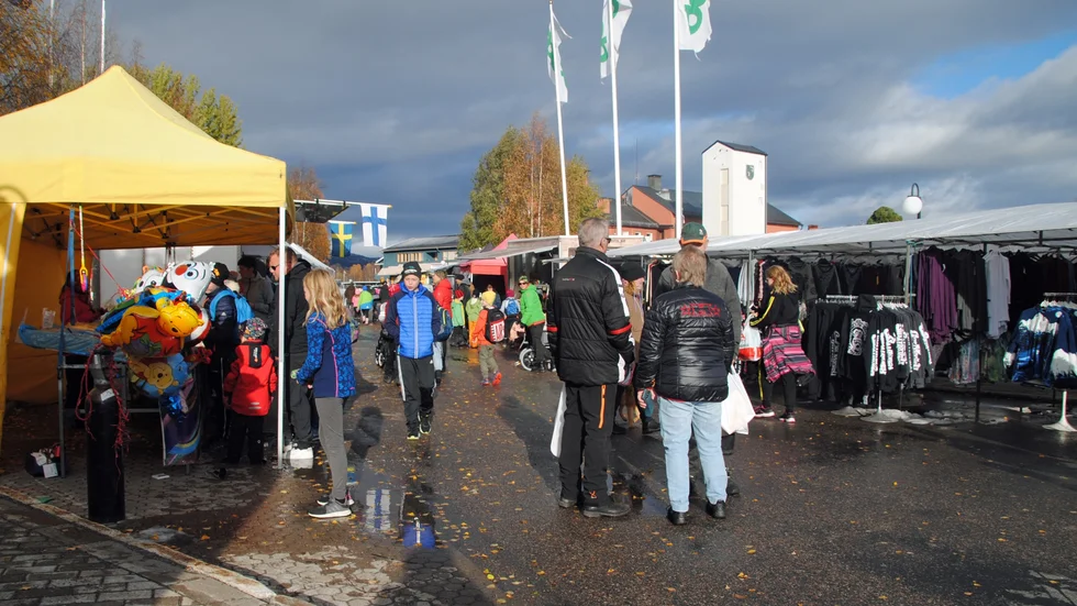 Trots en del mörka moln på himlen så var solen också framme och smälte bort all snö som hade kommit under natten. Mitt på dagen var det en hel del folk ute på marknadsplatsen.