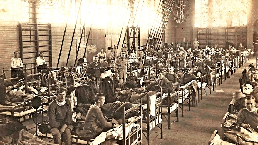 Regementet A 8:s gymnastiksal blev till sjuksal under spanska sjukan 1918. Smittan spreds snabbt bland de många inkallade soldaterna.