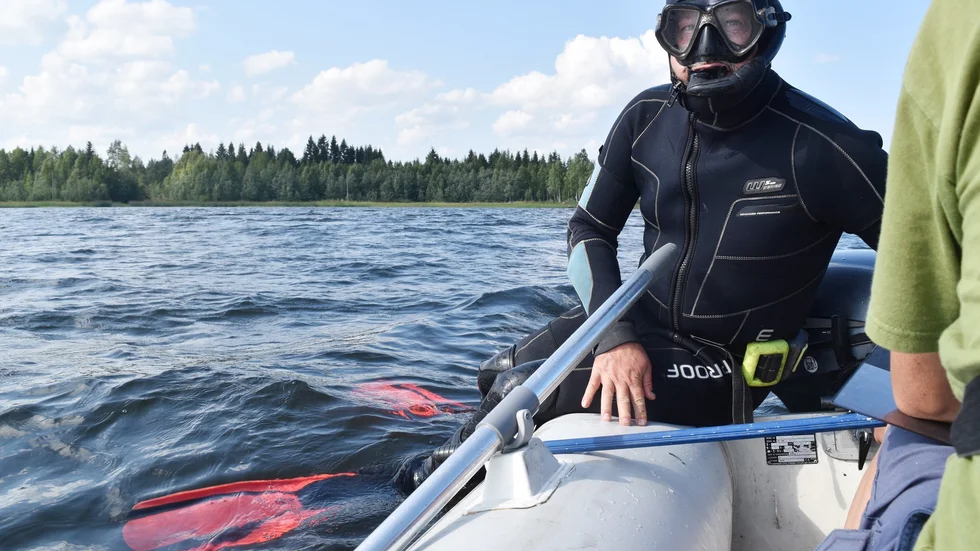 Gustav Johansson har dragit på sig våtdräkten och är på väg ner i vattnet för att inventera.