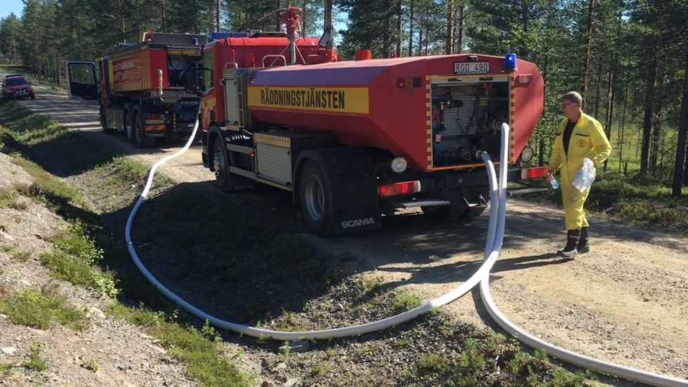 Räddningstjänsten vid brandplatsen.