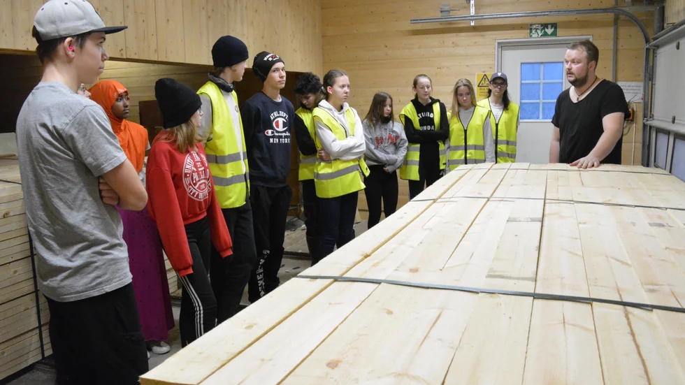 Frank Signarsson, Norsjö Trä, tog eleverna på en guidad tur runt fabriken. Eleverna fick bland annat veta att företaget har 15 anställda, omsätter 50 miljoner kronor och att mycket jobb är digitaliserat.