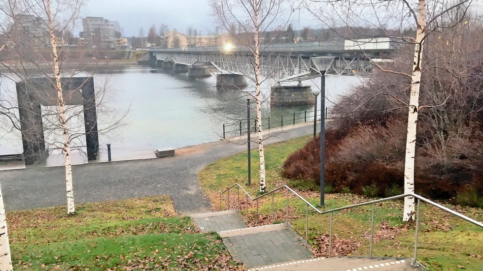 Efter att kvinnan lämnade Verandan gick en bit västerut längs strandpromenaden, men valde sedan att vika upp till Strandgatan.