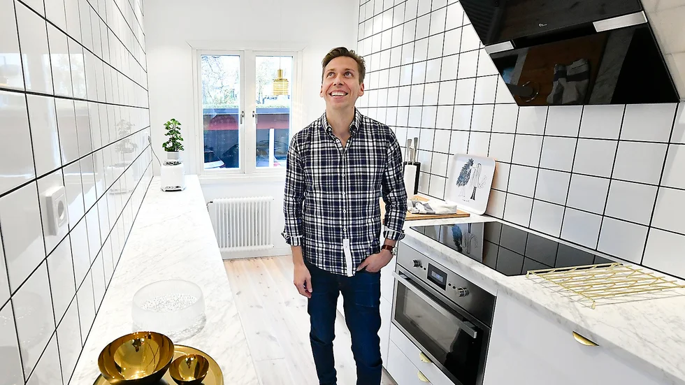 Skinande vitt kök. Johan tog bort överskåpen för att få mer rymd. Köket kommer från Ikea, han har köpt till mässingshandtag. Marmorbänken är från Norrsten i Burträsk.