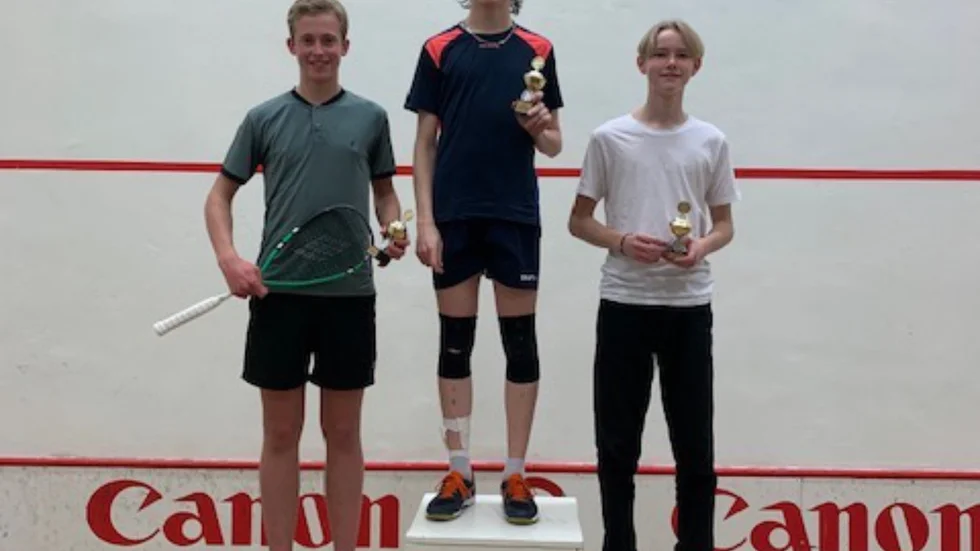 Kian Englund Jonsson (mitten) segrade i elitlassen med William Hultman (vänster) som silvermedaljör.