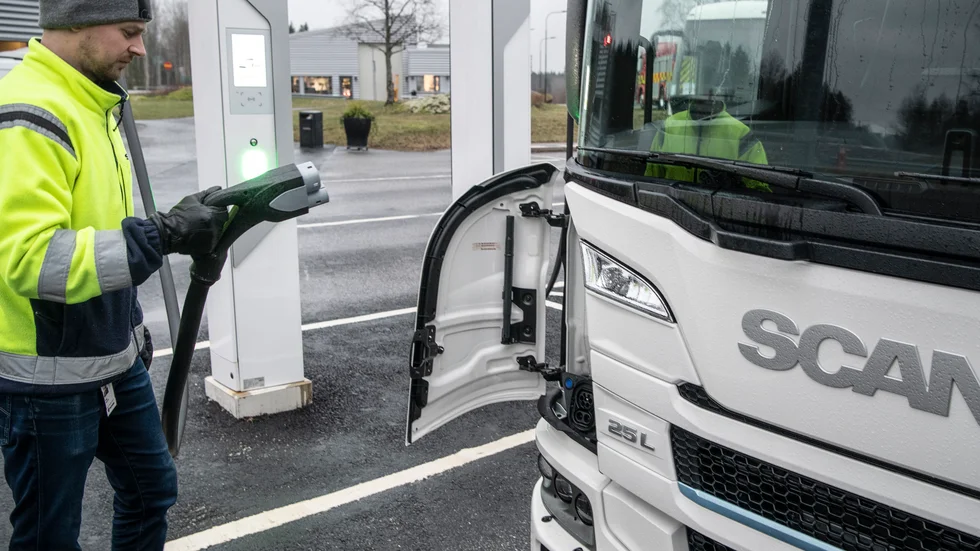 Volvo, Daimler och Traton, som äger Scania, satsar på att bygga upp ett nätverk av laddställen för tunga fordon i Europa. Nätverket ska ägas av ett gemensamt bolag. Arkivbild.