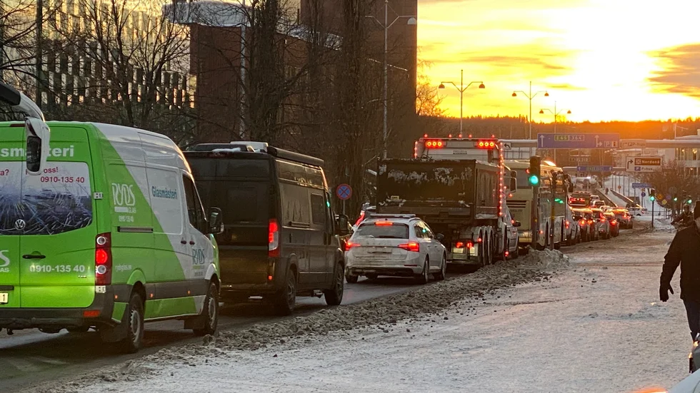 Trafikolyckan har orsakat långa köer i centrala Skellefteå.