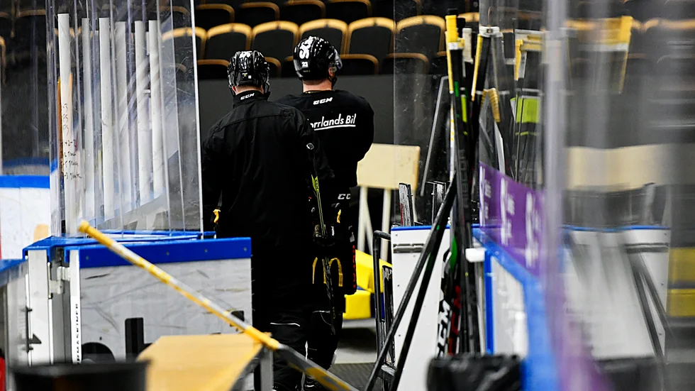 Adam Mascherin klev av AIK:s träning efter en tackling mot sargen. Efter träningen bekräftade Mattias Hallberg från det medicinska teamet att det handlar om samma skada som tidigare.
