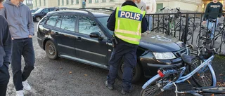 Parkerad bil kom i rullning vid skola