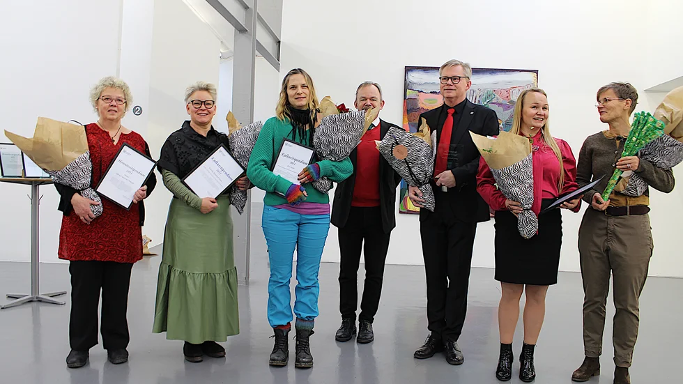 Från ceremonin i Linköpings konsthall på torsdagen. Från vänster, Annmari Wangin, Camilla Sjöberg Friman, Elin Redin, Gustaf Appelberg, Leif Wangin, Jessica Sjögren och Elisabet Salerud från Försteg Jonsbo.