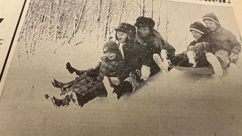 De här barnen vid Backaområdet hörde till dem, som inte kunde motstå snön. På den vänstra pulkan samsas Lars Björndahl, Katarina Björndahl och Lena Sporrong och på den andra Niklas och Mikael Sporrong. 