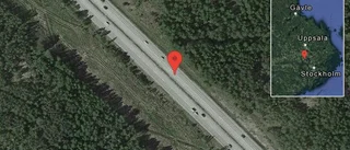 Just nu: Personbil stillastående på E18 - helt stopp i ett körfält