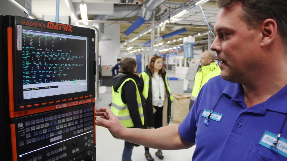 Josef Jakobsson är en av de CNC-operatörer som arbetar på Atlas Copco. Här ser vi honom vid en av de datastyrda maskinerna vid tillverkningen av specialhylsor. Hos bolaget välkomnar man kommunens satsning på det industritekniska programmet på vuxenutbildningen på Högbergsskolan.