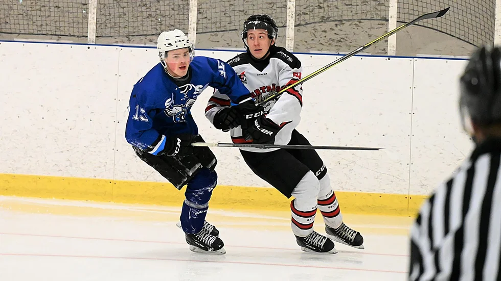 Anton Holmberg, till höger, gjorde fyra mål när Burträsk HC vann med 8–5 mot LN91. (Arkivbild)