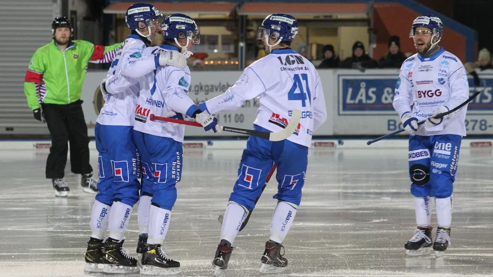 IFK Motalas bandyklubb, här A-laget i lördagens seger i Bollnäs, har julklappar att komma med. En överraskning ska presenteras före matchstart mot Vetlanda BK på annandagen.
