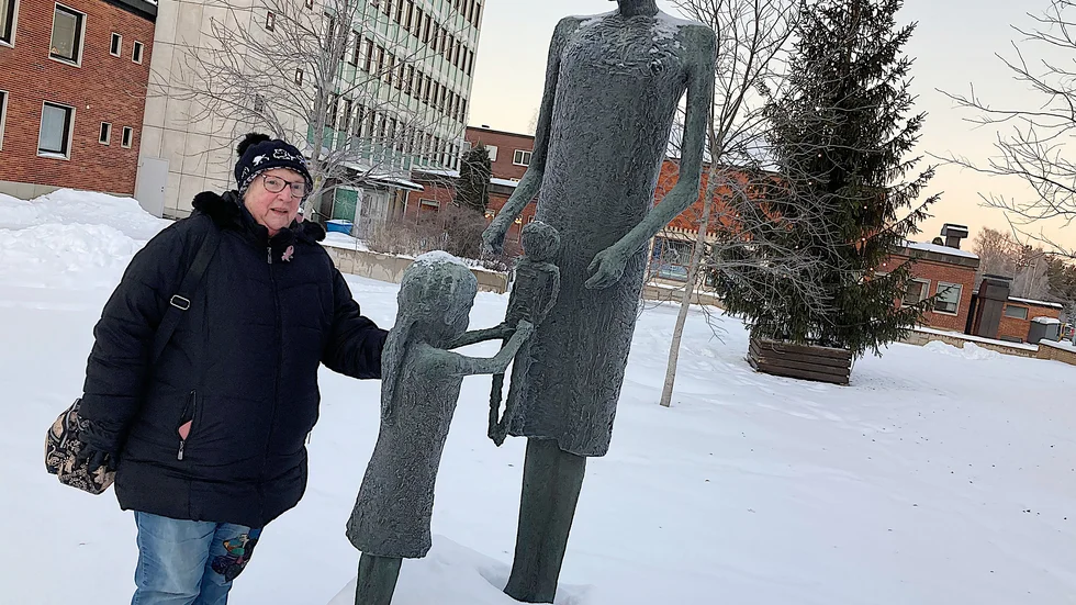 Kvinnan och barnet. Ett viss symbolik i bilden där tredje personen är Karin Eklund, som är ordförande i Bodens kvinnojour. " Vi tar emot många mammor och barn som kan få boende och stöd i vår jourlägenhet."