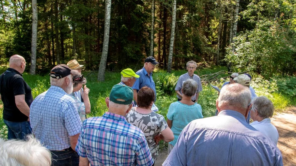 Ett stopp vid ett torp, men något hus finns inte, bara en hög inne i skogen.