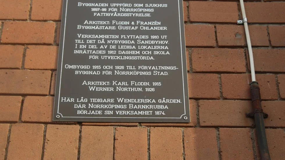 En minnestavla berättar en del om husets historia.