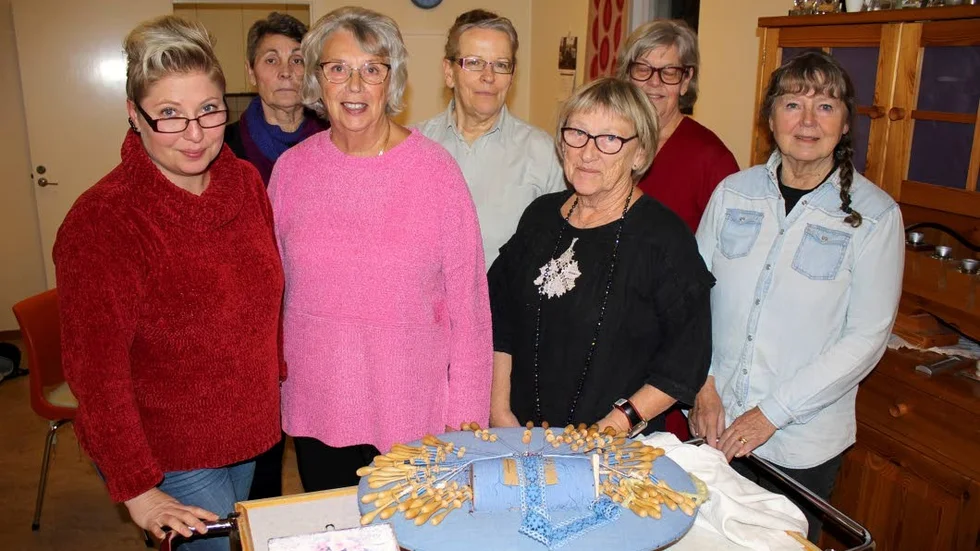 Knypplingsgänget i Ljusfallshammar består bland annat av från vänster Malin Tvetström, Birgitta Lind, Monica Pettersson, Birgitta Andersson, Lisbeth Andersson, Ylva Gunnarsson och Signild Karlsson.