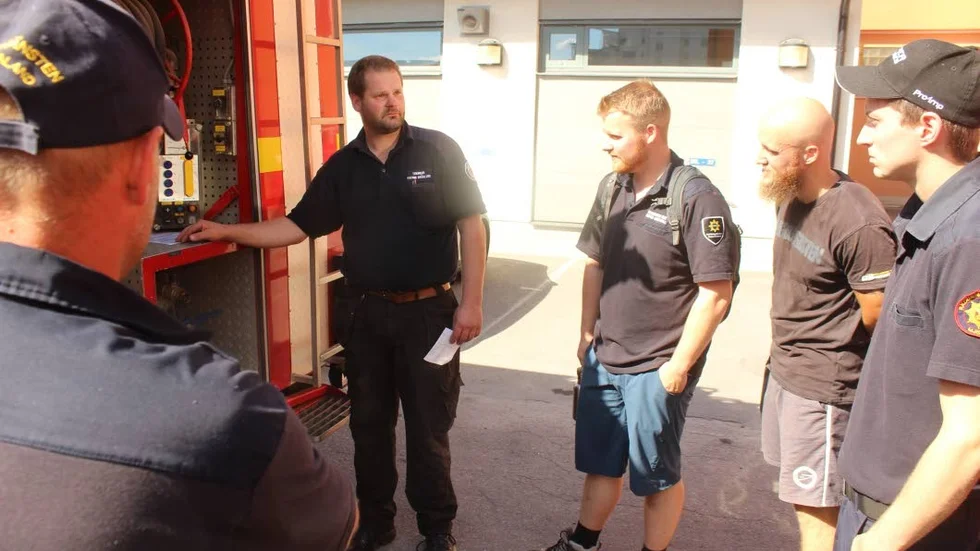 Teknikern Patrik Grönlund hade snabbkurser med de brandmän som nu hamnade i lite ovana brandbilar.
