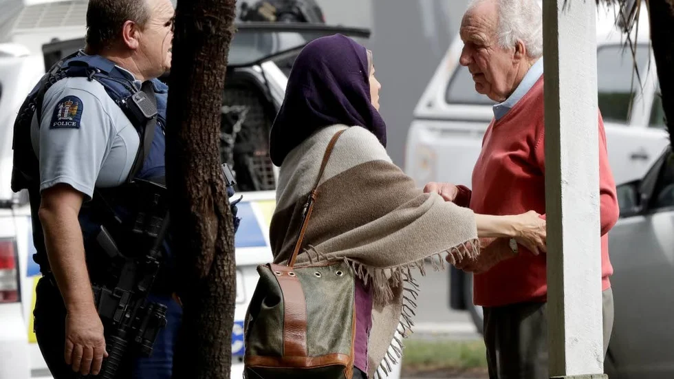 Här eskorterar polisen överlevande från de två moskéerna i Christchurch på fredagen.