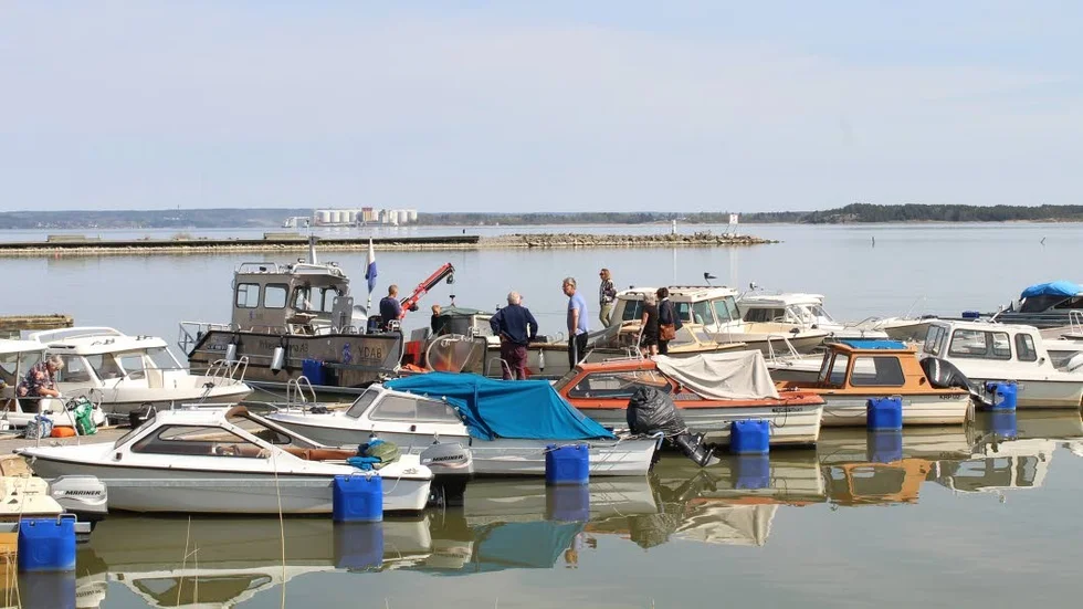 Här vid K-bryggan i Lindö Småbåtshamn har bensintankar, en båtmotor och annat stulits. Plus att en båt dränkts.