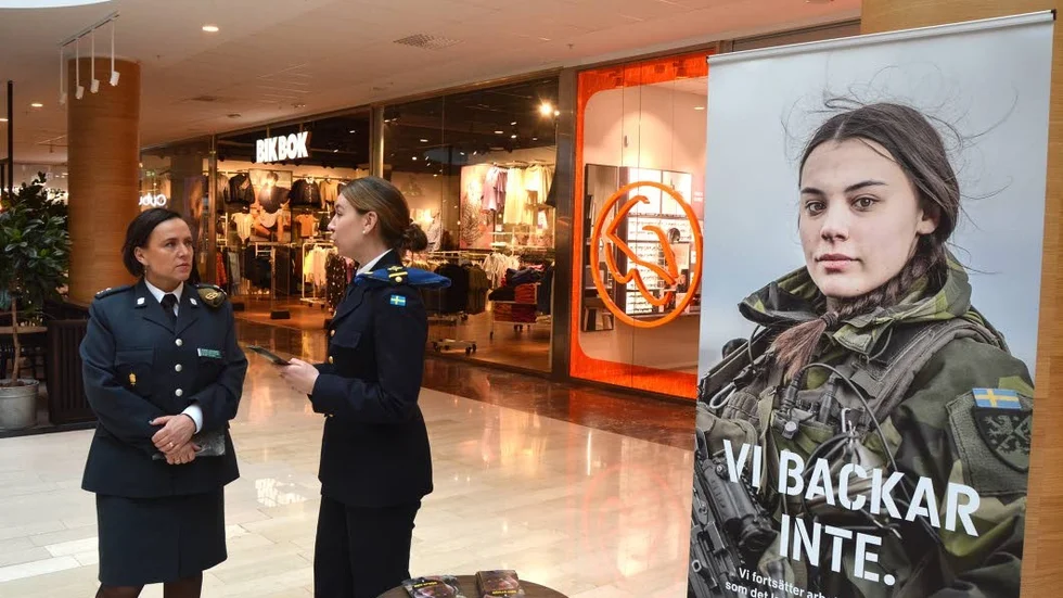 Joanna Sjölander, infobefäl i Hemvärnet samtalar med Sandra Thulin, räddningsbefäl på Malmens flygplats.