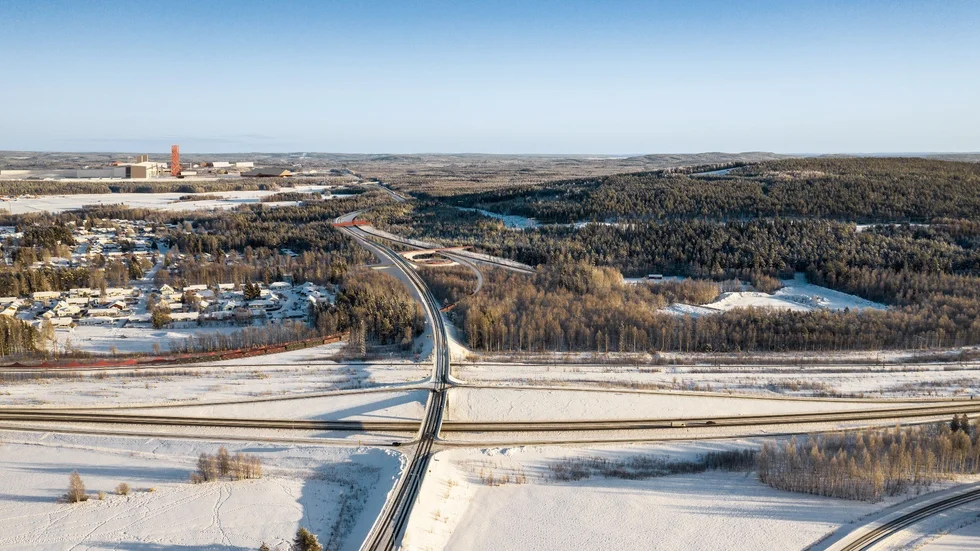 Ett exempel på hur planområdet kan se ut efter full utbyggnad. Vy från anslutning till riksväg 97 med Gruvberget till höger och Södra Svartbyn till vänster. 