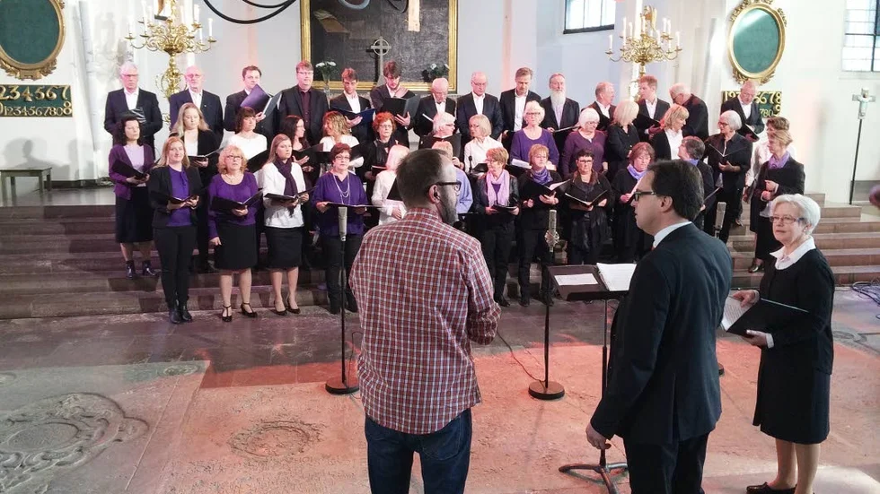 Kören övar inför tv-inspelning av en gudstjänst i Olai kyrka 2014.