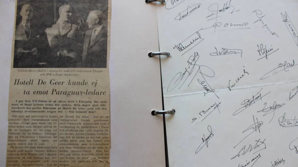 I Karl Gustav Thidermans urklippspärm från förr, har han franska fotbollslandslagets alla autografer och ett tidningsurklipp från den tiden.