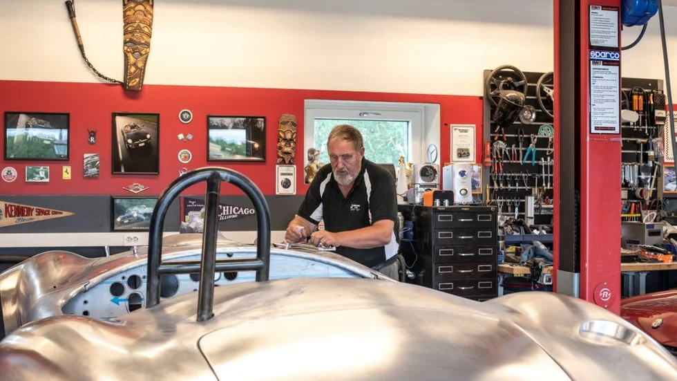 En handgjord exakt kopia av en AC Cobra är Jörgen Erixons stora projekt just nu. Det handlar om att bygga en bild från grunden.