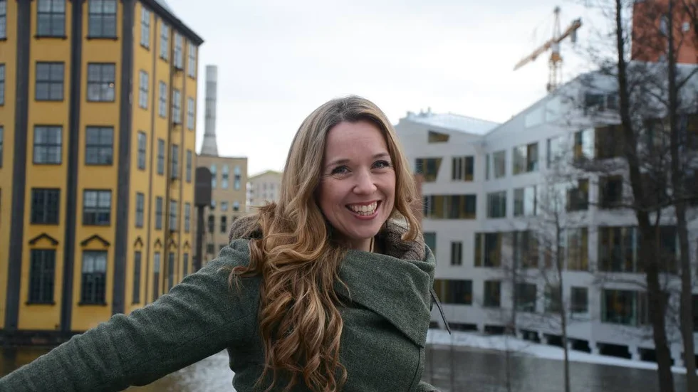 Strömmen. Sofi Ek i sin hemstad sedan fyra år: Norrköping. Hon släppte sin debutsingel i början av februari och nu börjar inspelningen av en ny låt.