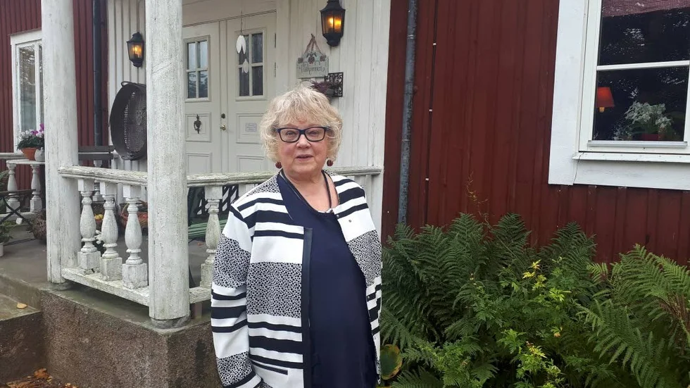 Här står Monica Blomberg utanför Ingelstadgården 2 där makens släkt levt i generationer.