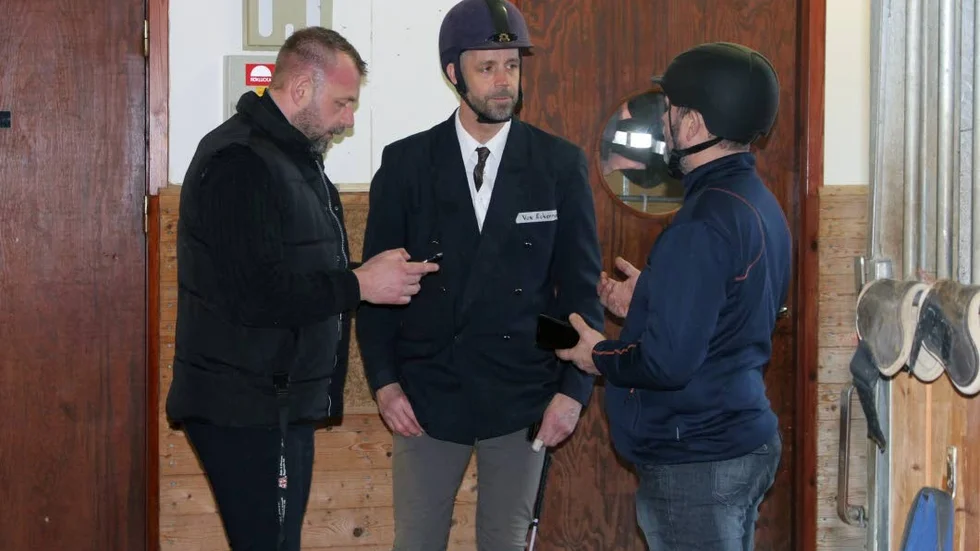 Efter lektionen diskuteras de olika övningarna. Svårast den här gången var att rida på rätt sittben, konstaterar ryttarna. Från vänster: Petter Forsberg, Niklas Thorsell och Reine Larsson.
