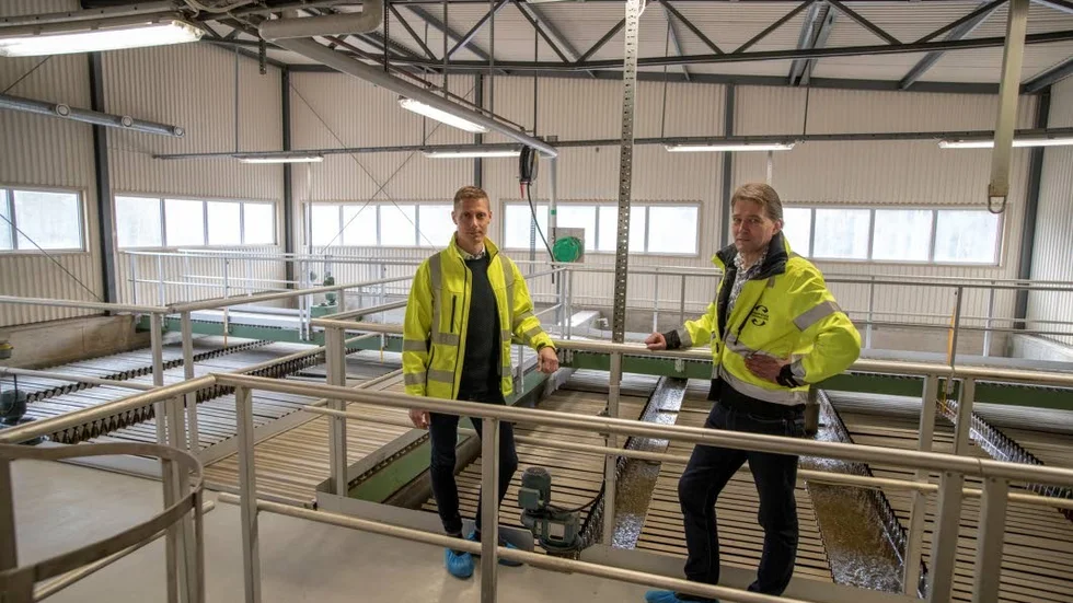 Hjärtat i Finspångsbornas vattenleverans, vattenverket vid Bleken. Per Ivansson och Marti Lehtmets, chefer vid Finspångs Tekniska verk på plats.