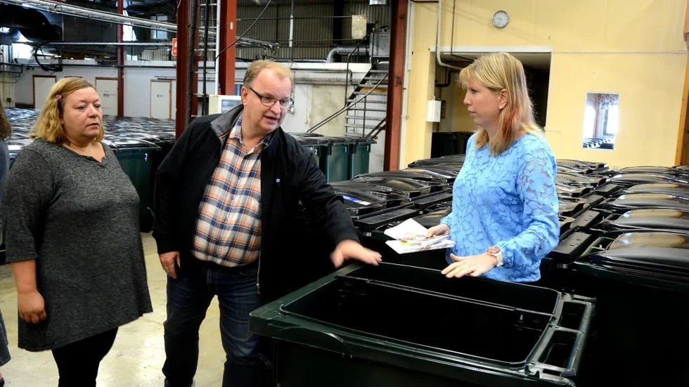 Theres Stark, VA-chef (t h) förklarar det nya källsorteringssystemet för några av Söderköpings politiker..