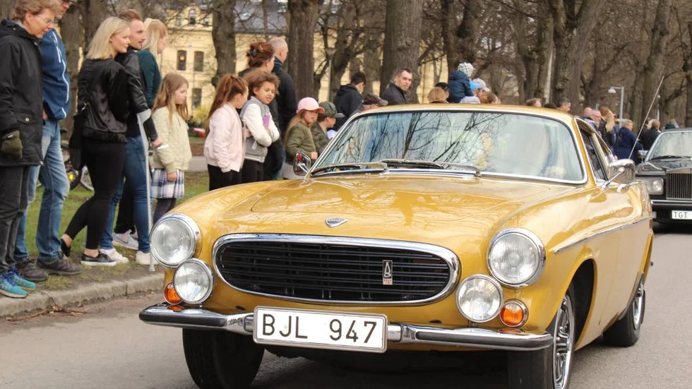 Gamla  minnen från tiden med TV-serien Helgonet, kom fram när den här gamla fina P 1800-bilen dök upp.
