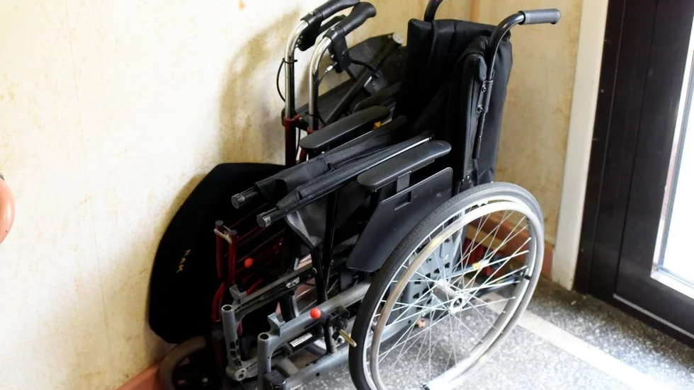 I trappuppgången står Madeleines rollator och rullstol som hon använder de få gånger hon kan vistas utomhus.
