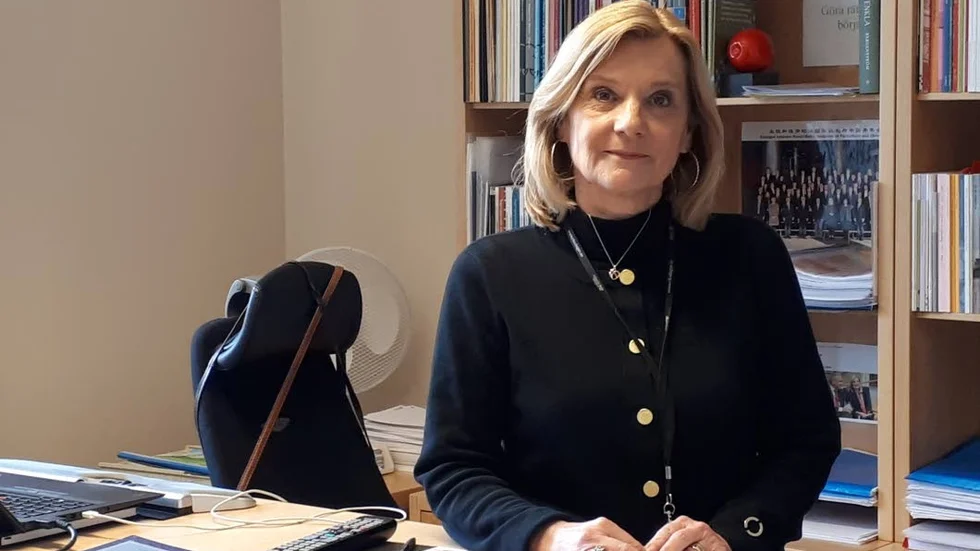 Tre gånger staten. Kathrin Flossing var aupair i Paris direkt efter gymnasiet. Utöver det har hon hållit sig till staten i sitt yrkesliv.