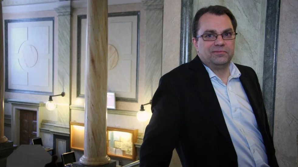 Per Wingren, intendent för vuxenutbildning, ärmed och planerar renovering av St Olofsskolan.