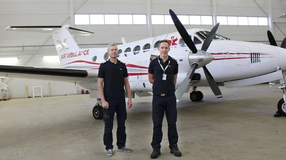 Vann. Hummingbird Aviation vann upphandlingen med Region Östergötland. Här Norrköpingsstationerade piloterna Tobias Holmgren och Robin Ählman.